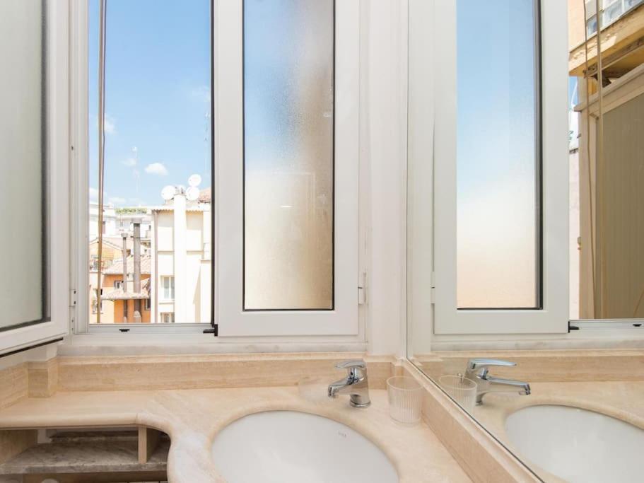 Trevi Fountain Luxury Apartment