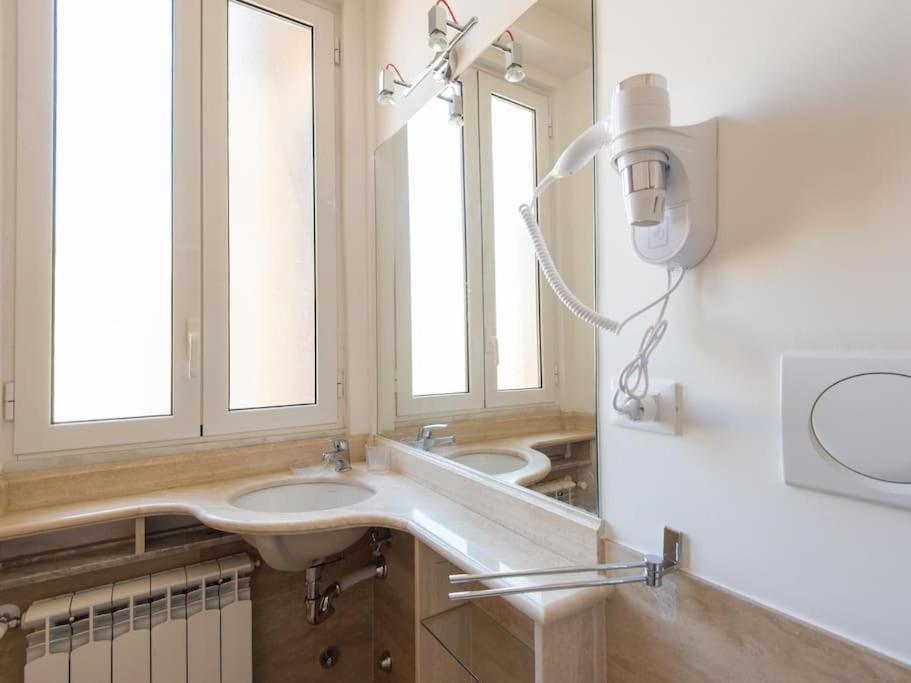 Trevi Fountain Luxury Apartment