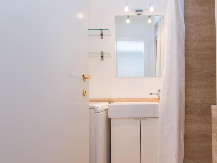 Trevi Fountain Luxury Apartment